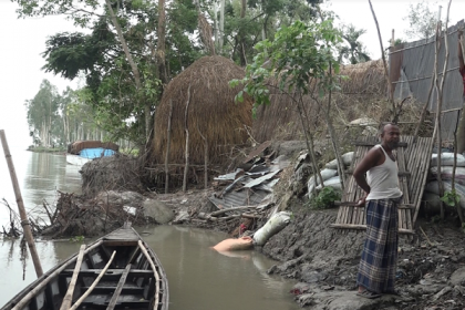 লালমনিরহাটে তিস্তা-ধরলার ভাঙনে অর্ধশতাধিক বসতবাড়ি বিলীন