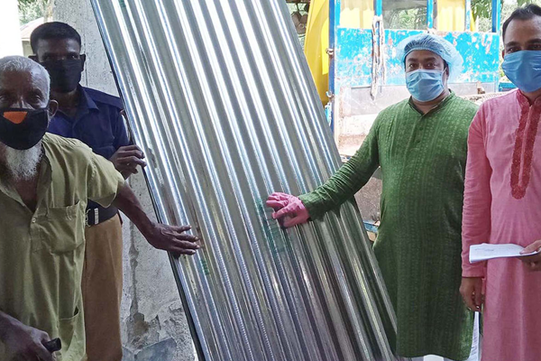 কাহালুতে ঘূর্ণিঝড়ে ক্ষতিগ্রস্তদের ঢেউটিন বিতরণ 

