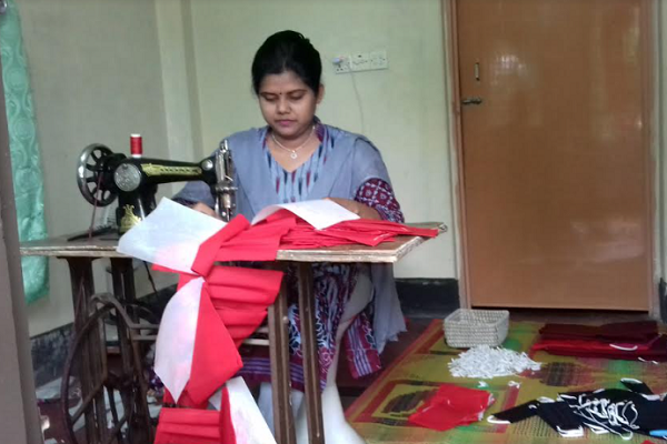 নিজের হাতে তৈরি ৪ হাজার মাস্ক বিতরণ করলেন এক নারী