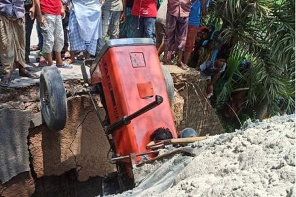 কুমিল্লায় সেতু ভেঙে চালকের মৃত্যু

