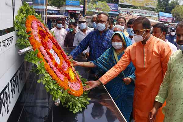 ৬ দফা দিবস উপলক্ষে রাজশাহীতে বঙ্গবন্ধুর প্রতিকৃতিতে শ্রদ্ধা