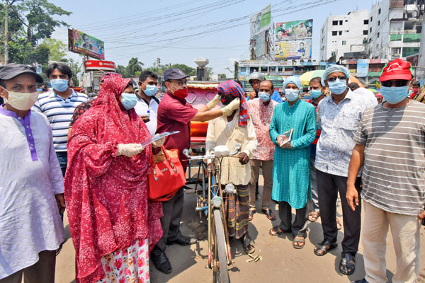 বগুড়ার ১৫০ শ্রমিকের মাঝে স্বাস্থ্য সামগ্রী বিতরণ