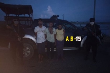 টেকনাফে ইয়াবাসহ ৩ রোহিঙ্গা আটক   
