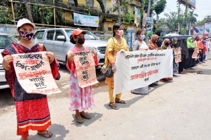 বগুড়ায় পোশাক শ্রমিক মীমের ধর্ষণ ও
হত্যাকারীদের গ্রেফতার দাবিতে মানববন্ধন 