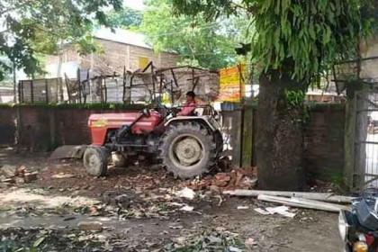 খাদ্য গুদামের দেয়াল ভেঙে ভেতের ঢুকে গেল বেপরোয়া লড়ি