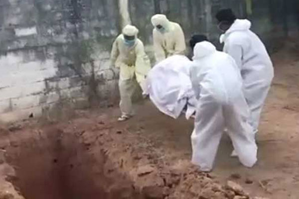 করোনায় মৃত্যু, ছুঁড়ে ফেলা হচ্ছে মরদেহ!