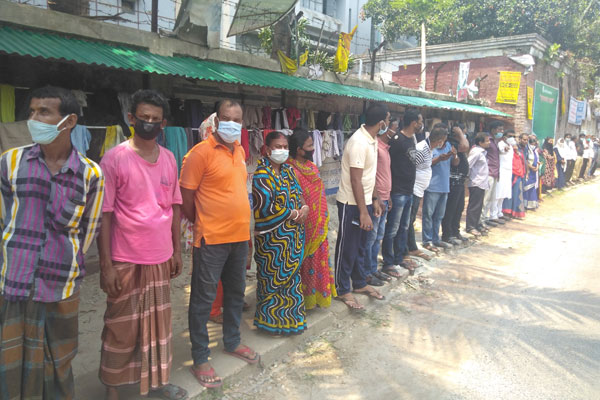 নাটোরে মানবতার দেওয়াল উচ্ছেদের প্রতিবাদে এলাকাবাসীর মানববন্ধন