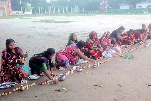করোনা থেকে বাঁচতে নওগাঁয় মঙ্গল প্রদীপ প্রজ্বলন