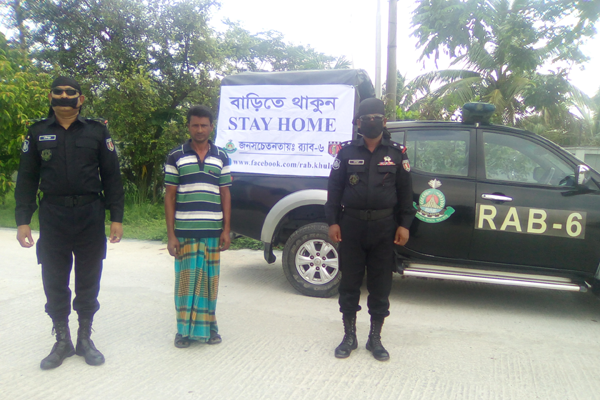 খুলনায় হরিণের চামড়াসহ চোরাকারবারি গ্রেফতার
 
