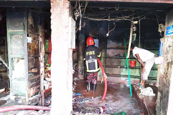 চিরিরবন্দরে ভয়াবহ অগ্নিকাণ্ডে 
২৫ লাখ টাকার মালামাল ভস্মিভূত