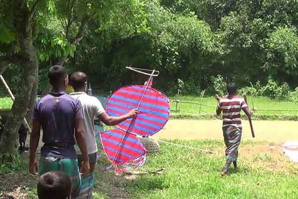 করোনা সঙ্কটে ঘুড়ি উৎসবে মেতেছে নেত্রকোনাবাসী