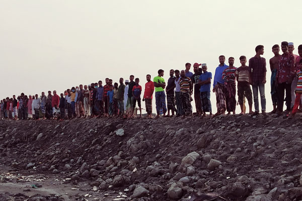 ফ্লাশিং গেট বন্ধ করে বেরিবাঁধ সংস্কার, ৪শ পরিবারে ভোগান্তি 