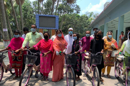 নাটোরে ছাত্র-ছাত্রীদের মাঝে বাইসাইকেল বিতরণ

