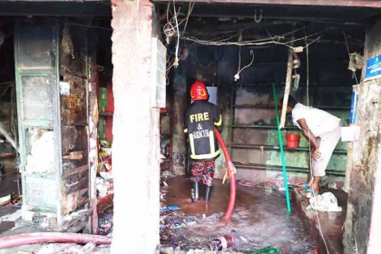 চিরিরবন্দরে ভয়াবহ অগ্নিকাণ্ডে 
২৫ লাখ টাকার মালামাল ভস্মিভূত