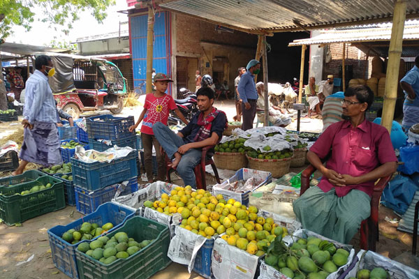 চাঁপাইনবাবগঞ্জের আমবাজারে স্বাস্থ্যবিধি না মেনেই চলছে বেচাকেনা