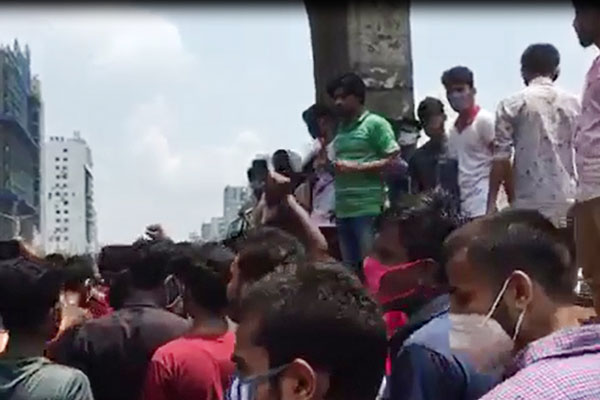 বেতনের দাবিতে উত্তরায় পোশাক শ্রমিকদের বিক্ষোভ