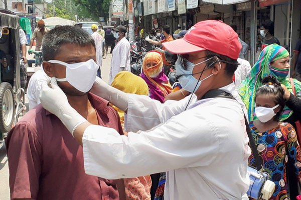 করোনা  ও ডেঙ্গুর বিষয়ে সচেতন করছে মাগুরা যুবলীগ