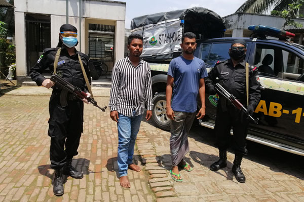 নোয়াখালীতে বিদেশী কুড়ালসহ আটক ২