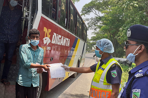 যাত্রীদের সচেতনতায় শায়েস্তাগঞ্জ হাইওয়ে পুলিশের লিফলেট বিতরণ