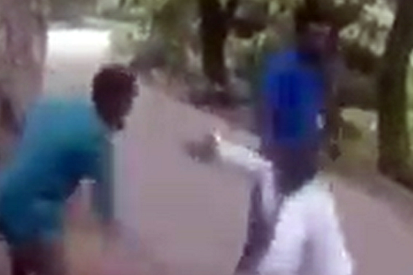 এক ভাই ধরে রাখলেন অন্য ভাই পেটালেন! ভিডিও ভাইরাল