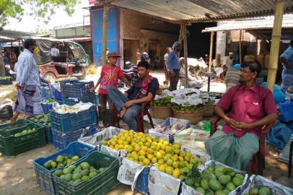 চাঁপাইনবাবগঞ্জের আমবাজারে স্বাস্থ্যবিধি না মেনেই চলছে বেচাকেনা