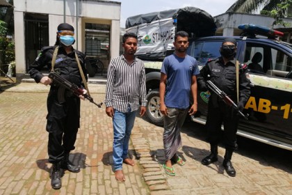 নোয়াখালীতে বিদেশী কুড়ালসহ আটক ২