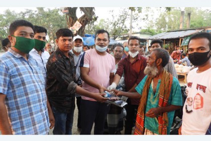 নন্দীগ্রামে পথচারীদের মাঝে স্বাস্থ্যসামগ্রী বিতরণ