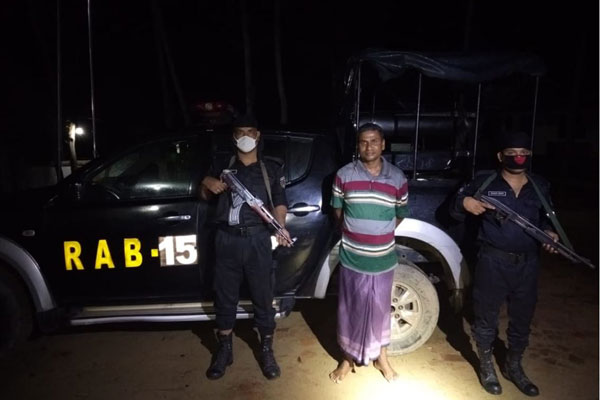 টেকনাফে ইয়াবা ও অস্ত্রসহ আটক ১  