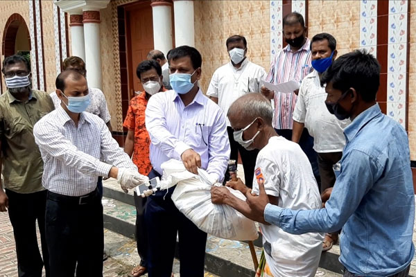 বড়াইগ্রামে দরিদ্র খ্রিস্টান পরিবারের মাঝে খাদ্য-অর্থ সহায়তা 