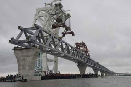 পদ্মা সেতুতে বসছে ৩১তম স্প্যান, ৮ ঘণ্টা নৌযান চলাচল বন্ধ