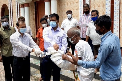 বড়াইগ্রামে দরিদ্র খ্রিস্টান পরিবারের মাঝে খাদ্য-অর্থ সহায়তা 