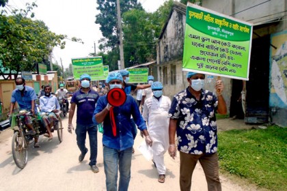 করোনা প্রতিরোধে দিনাজপুরে র‌্যালি ও মাস্ক বিতরণ 