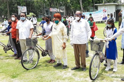 বড়াইগ্রামে আদিবাসী ও নৃগোষ্ঠির শিক্ষার্থীরা পেল বাইসাইকেল