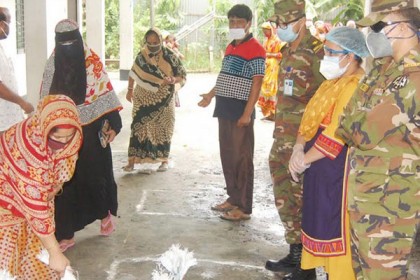 নারায়ণগঞ্জে সেনাবাহিনীর খাদ্য সামগ্রী বিতরণ