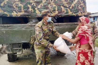 সিদ্ধিরগঞ্জে ৭শ পরিবারে খাদ্য সামগ্রী দিল সেনাবাহিনী