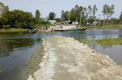 কুড়িগ্রামে সড়ক সেতুর বিকল্প রাস্তা কেটে জলাবদ্ধতা নিরসনের চেষ্টা