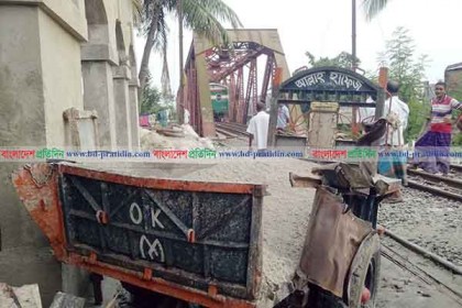 নওগাঁয় ট্রলির সাথে ধাক্কায় ট্রেনের ইঞ্জিন বিকল