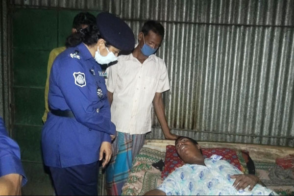 বর্বর নির্যাতনের শিকার সেই মমিনুলের বাড়িতে পুলিশ সুপার 