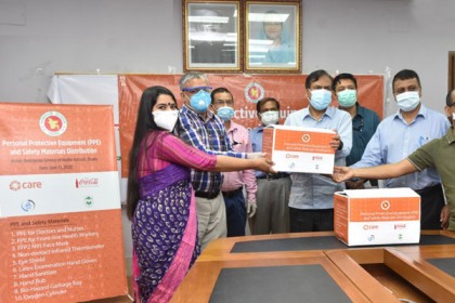 স্বাস্থ্যকর্মীদের সুরক্ষা সামগ্রী বিতরণ করছে কেয়ার বাংলাদেশ ও কোকা-কোলা 