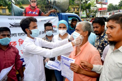 বগুড়ায় করোনা রোধে তাঁতী লীগের প্রচারণা ও মাস্ক বিতরণ 