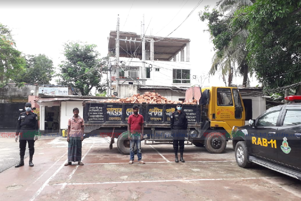 ইট ভর্তি ট্রাকে মিলল ৪০ কেজি গাঁজা