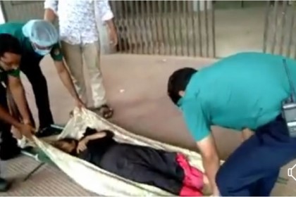 কাছে এল না কেউ, রাস্তায় পড়ে থাকা বৃদ্ধাকে উদ্ধার করল পুলিশ