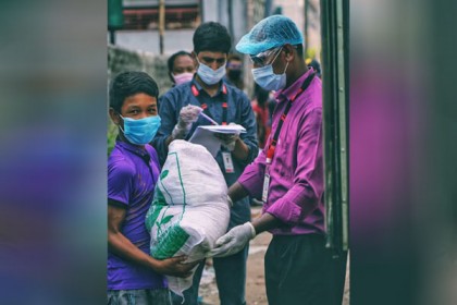 কর্মহীন অসহায় ৬০ গারো পরিবারের পাশে দাঁড়াল ‘স্বপ্ন’
