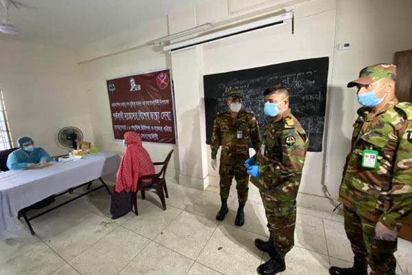 মানিকগঞ্জে সেনাবাহিনীর উদ্যোগে ফ্রি মেডিকেল ক্যাম্প 