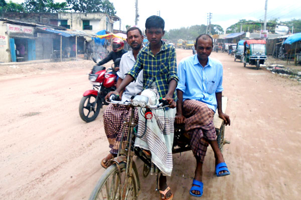 দিনাজপুরে মাস্ক ছাড়াই চলাচল করছে মানুষ