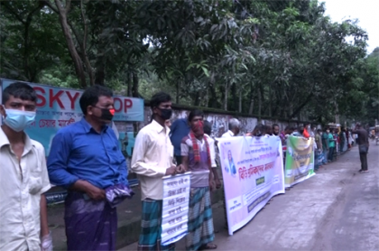 টাঙ্গাইলে বিড়ি শিল্পের উপর ট্যাক্স বৃদ্ধির প্রতিবাদে মানববন্ধন 
