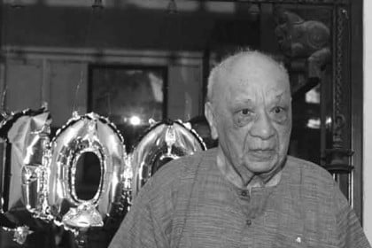 ‘সেঞ্চুরি’তে থামলেন বিশ্বের সবচেয়ে বয়স্ক ক্রিকেটার