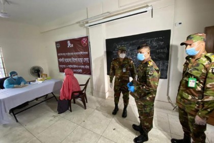 মানিকগঞ্জে সেনাবাহিনীর উদ্যোগে ফ্রি মেডিকেল ক্যাম্প 