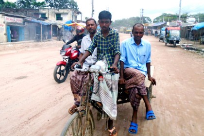 দিনাজপুরে মাস্ক ছাড়াই চলাচল করছে মানুষ