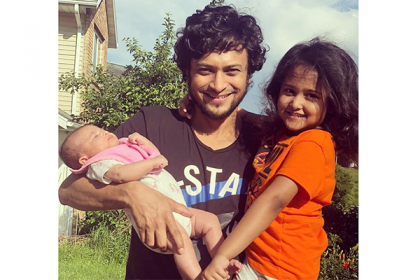 দুই কন্যাকে কোলে নিয়ে গর্বিত স্ট্যাটাস সাকিবের